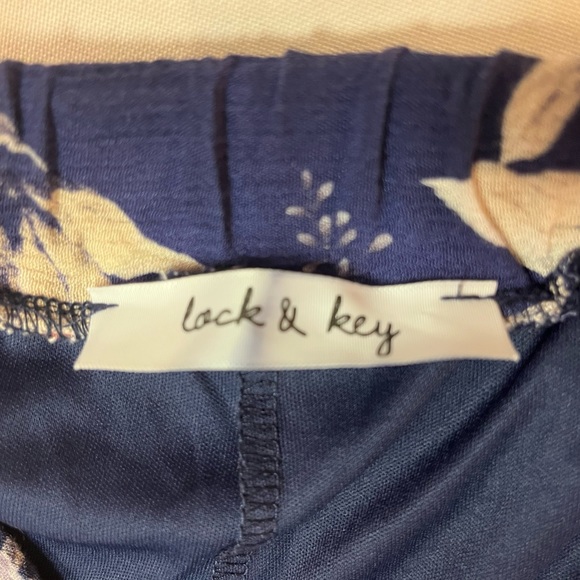 2/$20 - Gorgeous Blue & Pink Lock & Key Floral Wide Palazzo Style Flowy Pants - Picture 6 of 9
